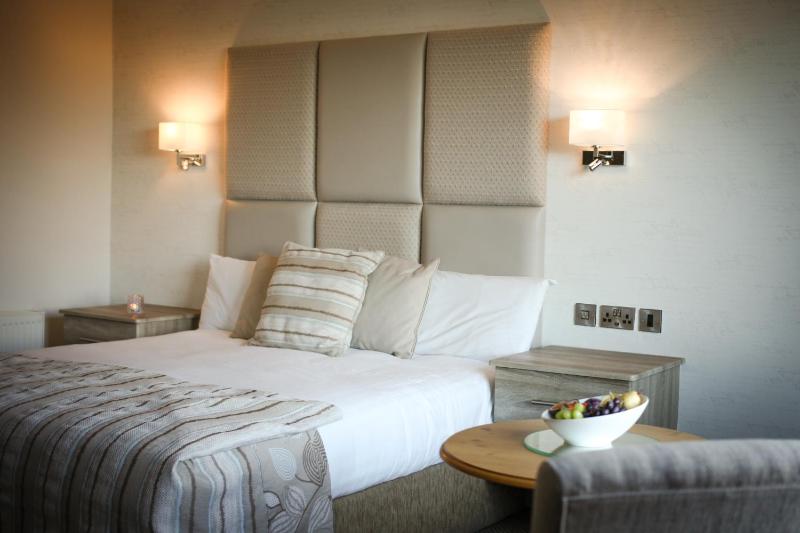 Superior King Room image 3