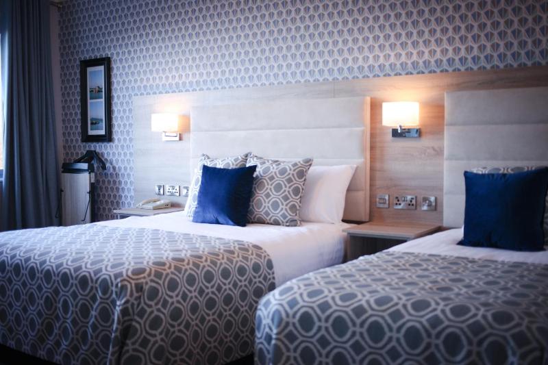 Superior Twin Room image 4
