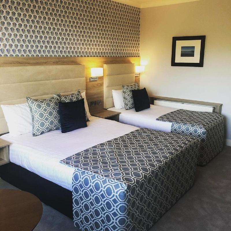 Superior Twin Room image 3