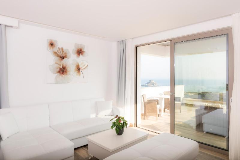 Superior Suite with Jetted Tub and Sea View image 1
