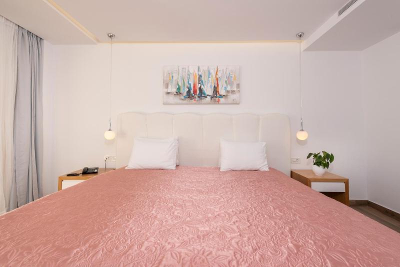 Superior Suite with Jetted Tub and Sea View image 2