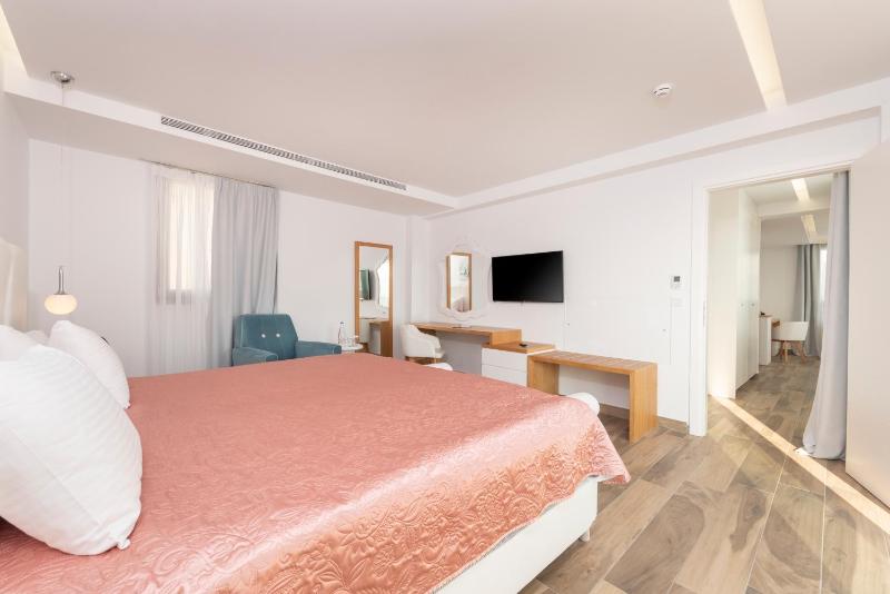 Superior Suite with Jetted Tub and Sea View image 3