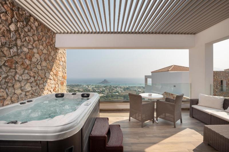 Junior Suite with Outdoor Jetted Tub and Sea View image 1