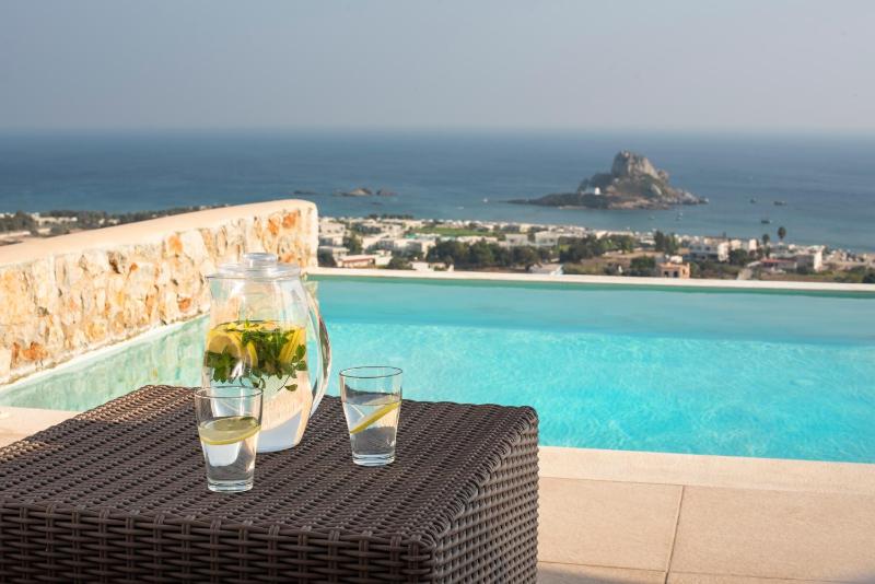Suite With Private Pool and Sea View image 2