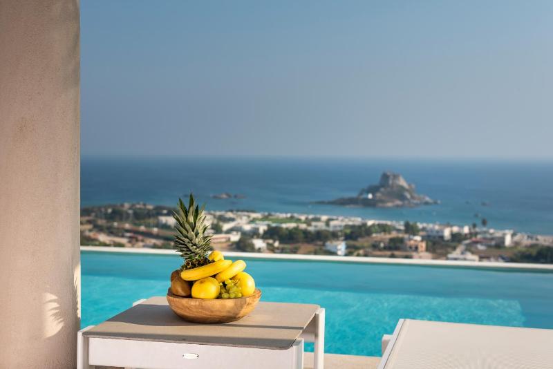 Suite With Private Pool and Sea View image 3