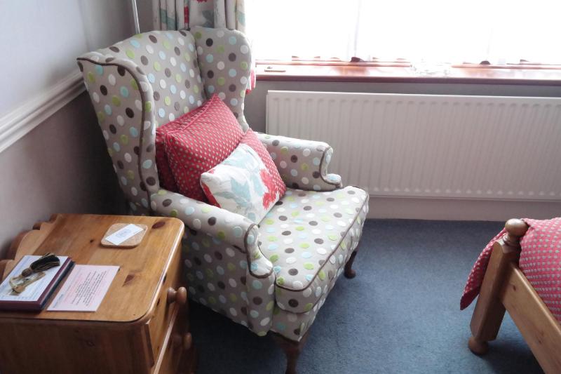 Twin Room image 4