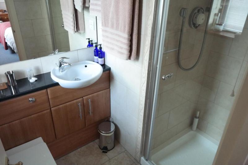 Twin Room image 2