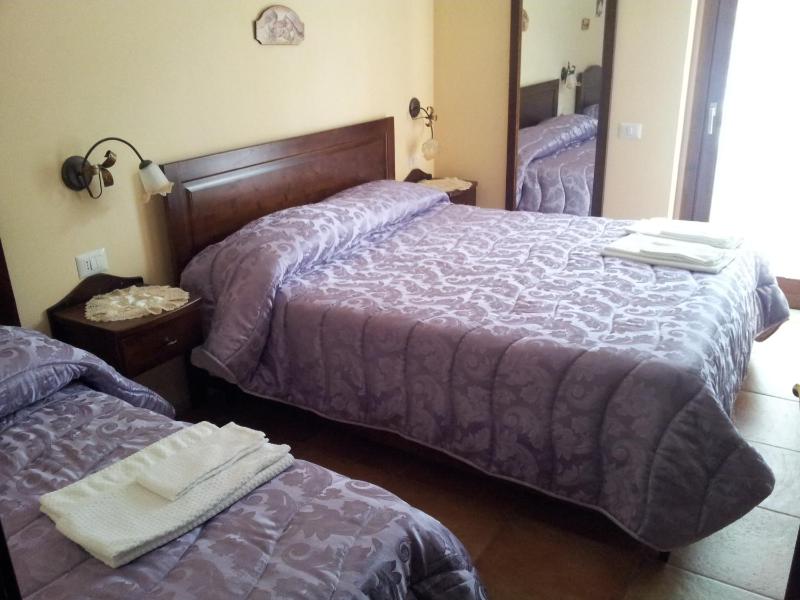 Basic Triple Room image 3