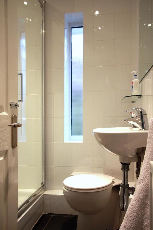 Double Room with Shared Bathroom image 2