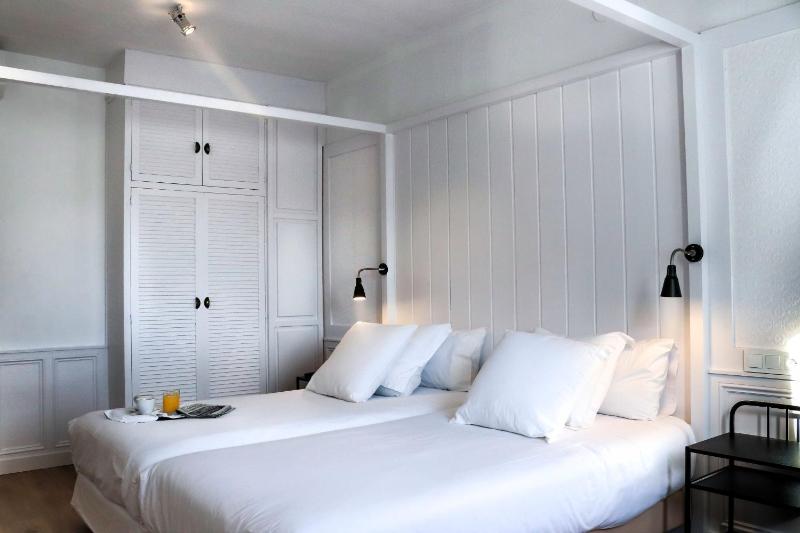 Twin Room with Balcony image 4