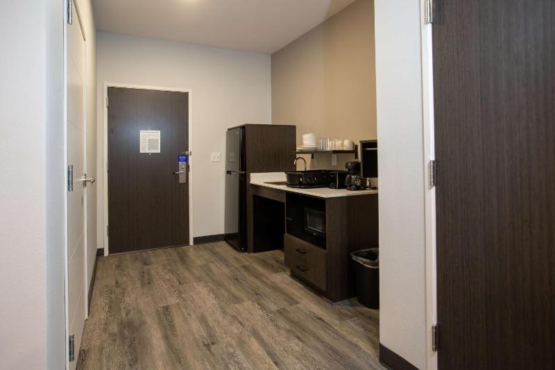 Quadruple Room - Disability Access - Roll in Shower image 4