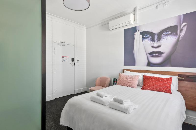 Deluxe Double Room image 3