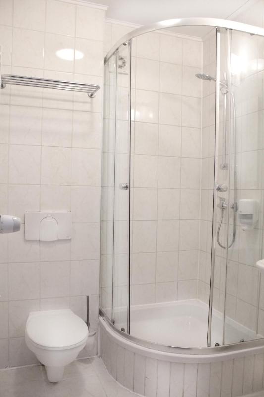 Economy Triple Room image 2