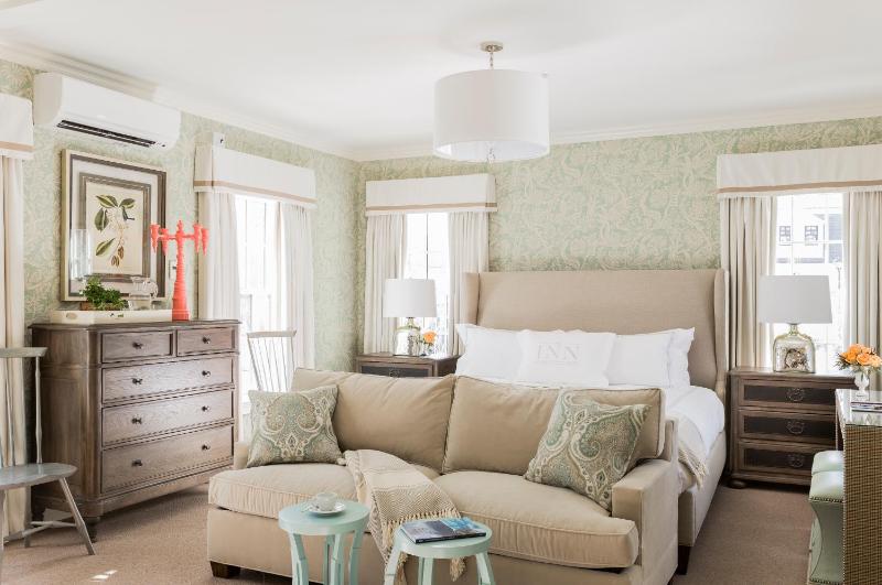Premier King Room image 2