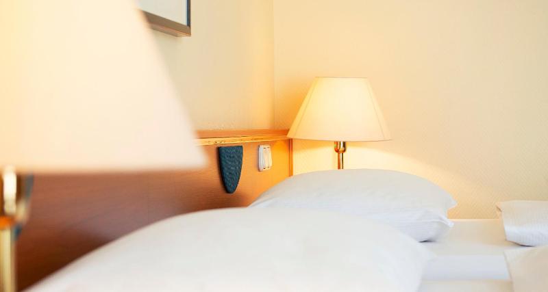 Standard Twin Room image 3