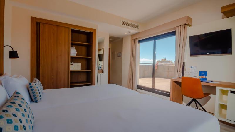 Premium Room with Terrace image 4