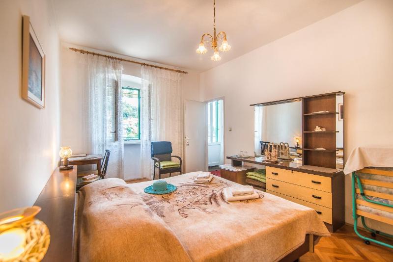 Double Room with Balcony and Sea View image 3