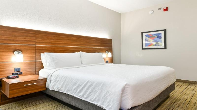 Standard King Room image 2