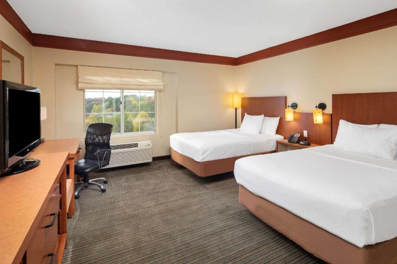 Double Room with Two Double Beds and Bath Tub - Mobility/Hearing Accessible - Non-Smoking image 2