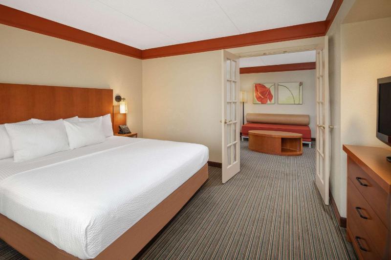 One-Bedroom King Suite - Non-Smoking image 2
