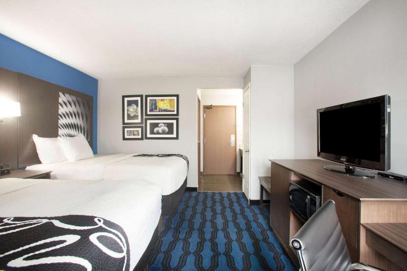 Deluxe Room with Two Queen Beds image 1