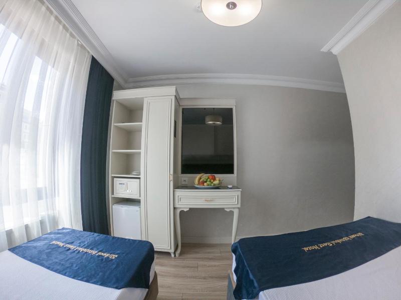 Standard Triple Room image 2