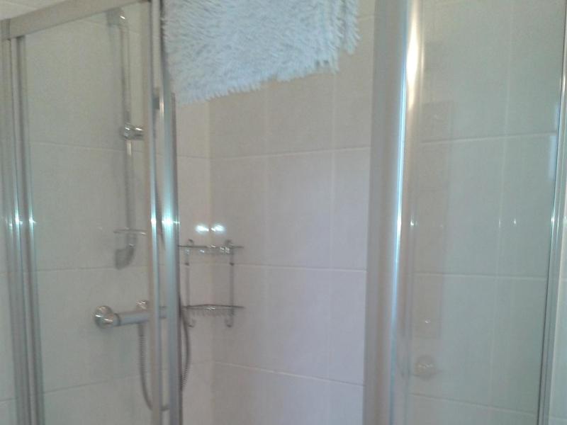 Twin Room with Shower image 2