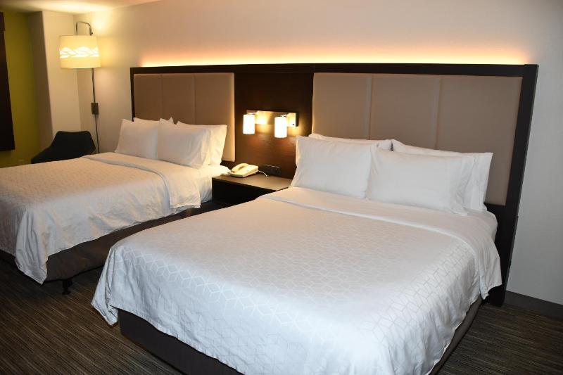 Standard Room with Two Queen Beds image 3