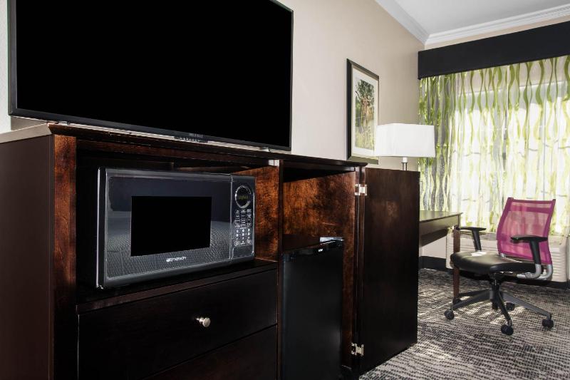 Queen Room with Two Queen Beds and Bath Tub - Mobility/Hearing Access - Non-Smoking image 4