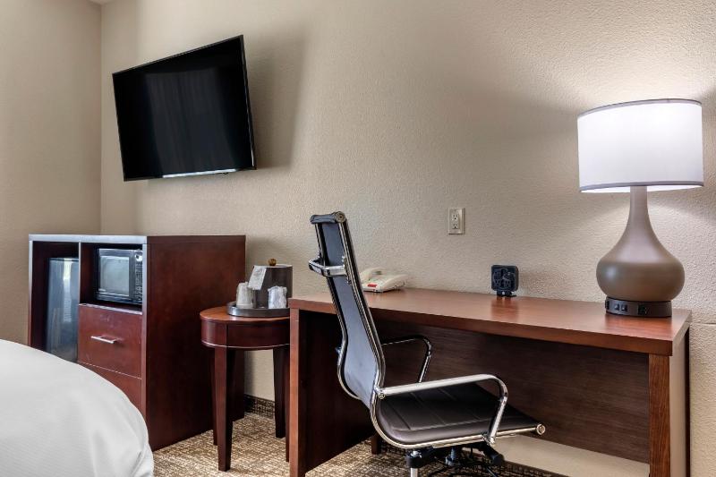 Queen Suite with Two Queen Beds - Non-Smoking image 3