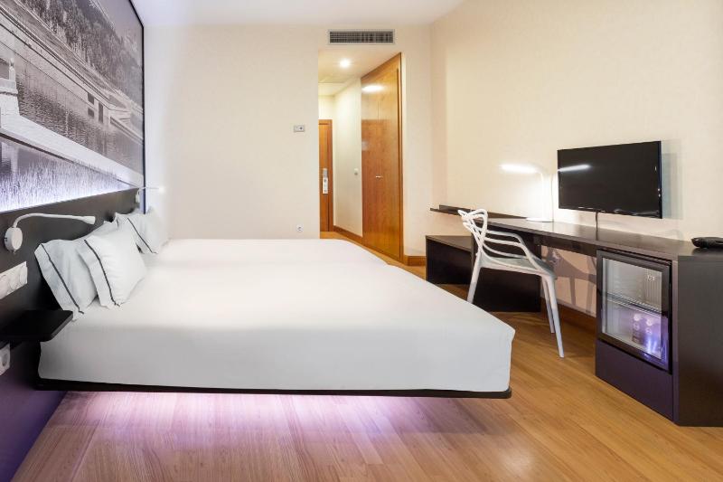Double Room image 3