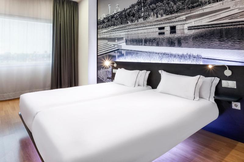 Twin Room image 4