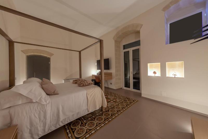 Deluxe Suite with Spa Bath image 1