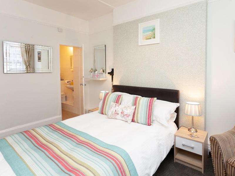 Economy Double Room image 3