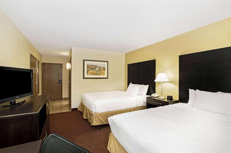 Suite with Three Queen Beds - Non-Smoking image 2