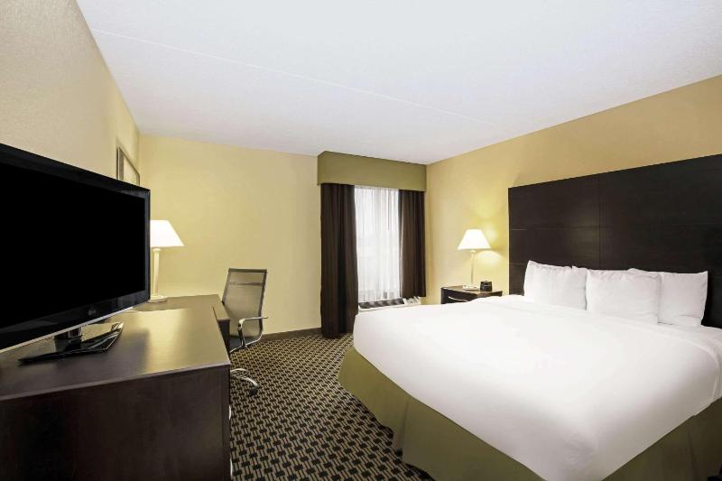 King Suite - Non-Smoking image 2