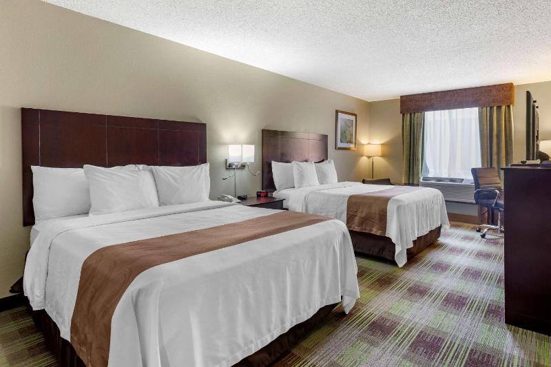 Queen Room with Two Queen Beds - Non-Smoking image 1