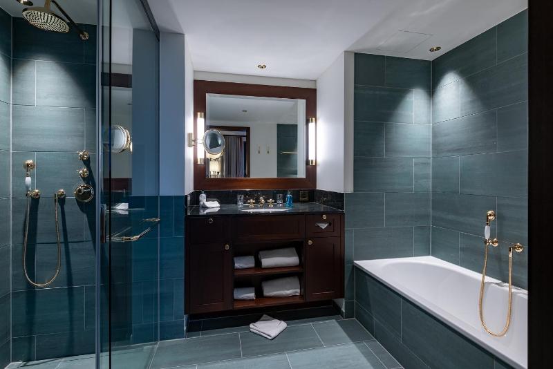Superior Suite with Lake View image 4