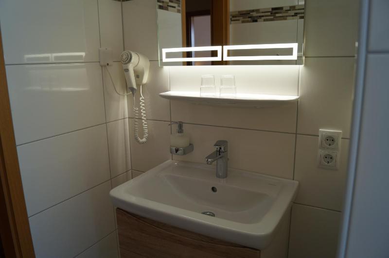 Classic Quadruple Room image 3