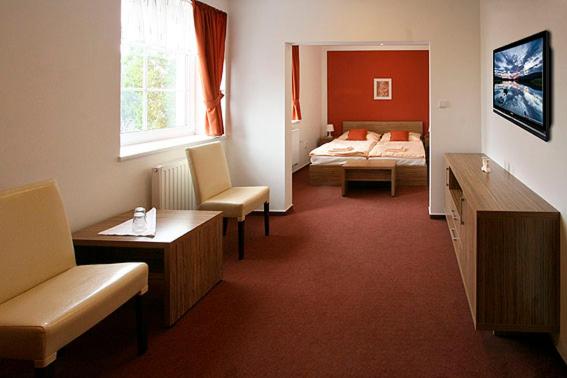Deluxe Double Room with Extra Bed image 3
