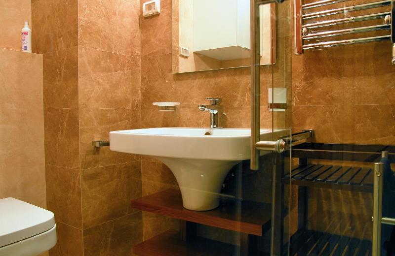 Premier One-Bedroom Apartment image 2