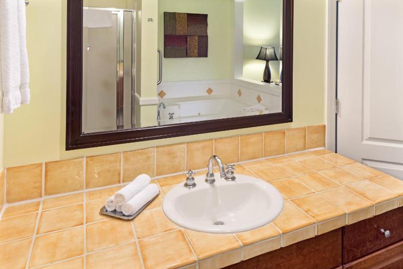Two-Bedroom King Suite with Two Twin Beds and Roll-In Shower - Mobility Accessible image 1