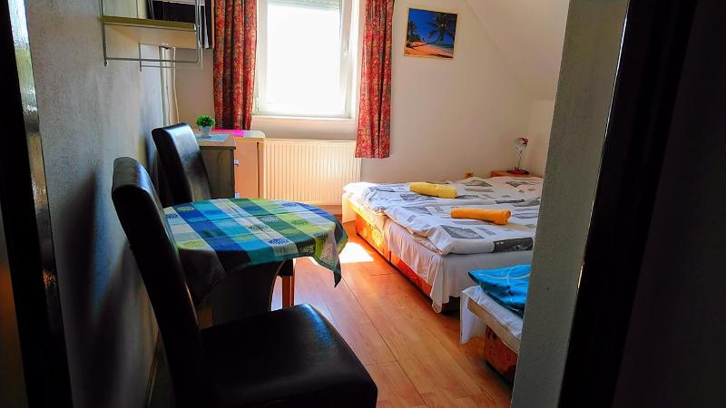 Twin Room with Bathroom image 4
