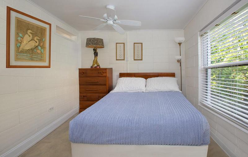 Queen Room - Top Floor image 4