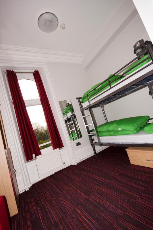 Standard Twin Room image 4