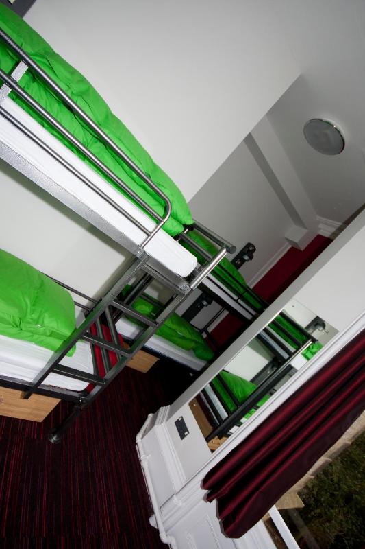 Quadruple Room with Shared Bathroom image 3