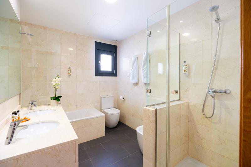 One-Bedroom Apartment (2 Adults + 1 Child) image 3