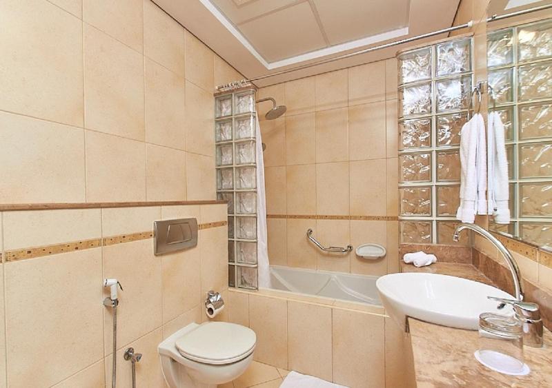 Deluxe one bed room apartment with private beach access image 4