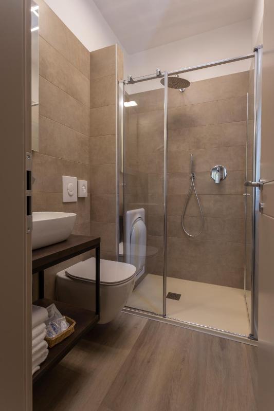 Small Double Room with Balcony and Partial Lake View image 1