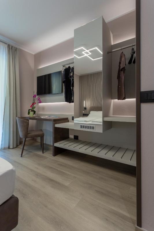 Superior Double Room with Balcony and Partial Lake View image 3